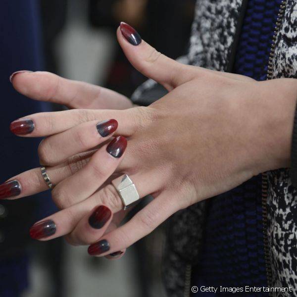 As unhas em degrad? usadas no inverno 2015 da grife Rebecca Taylor criam uma nail art colorida, mas ainda assim sofisticada